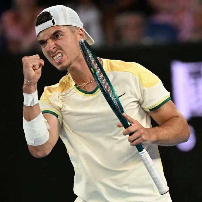 ayx德约科维奇重返赛场，大比分获胜首场状态出色，加拿大队观众沸腾！再创辉煌时刻的简单介绍